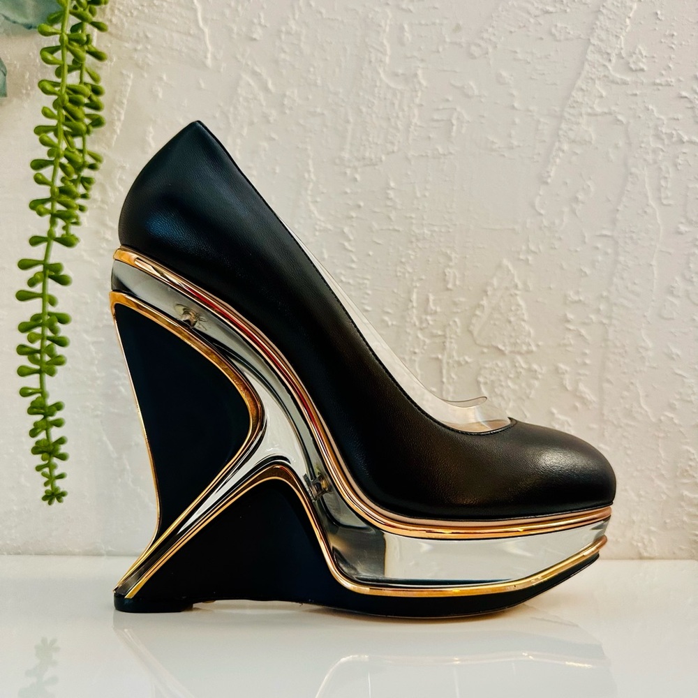 New (Read) RARE LTD Zaha Hadid X Charlotte Olympia 39 futuristic Lucite heels